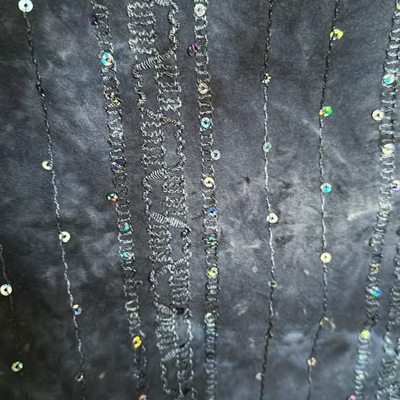 Beautiful sequence top - Picture 5 of 8